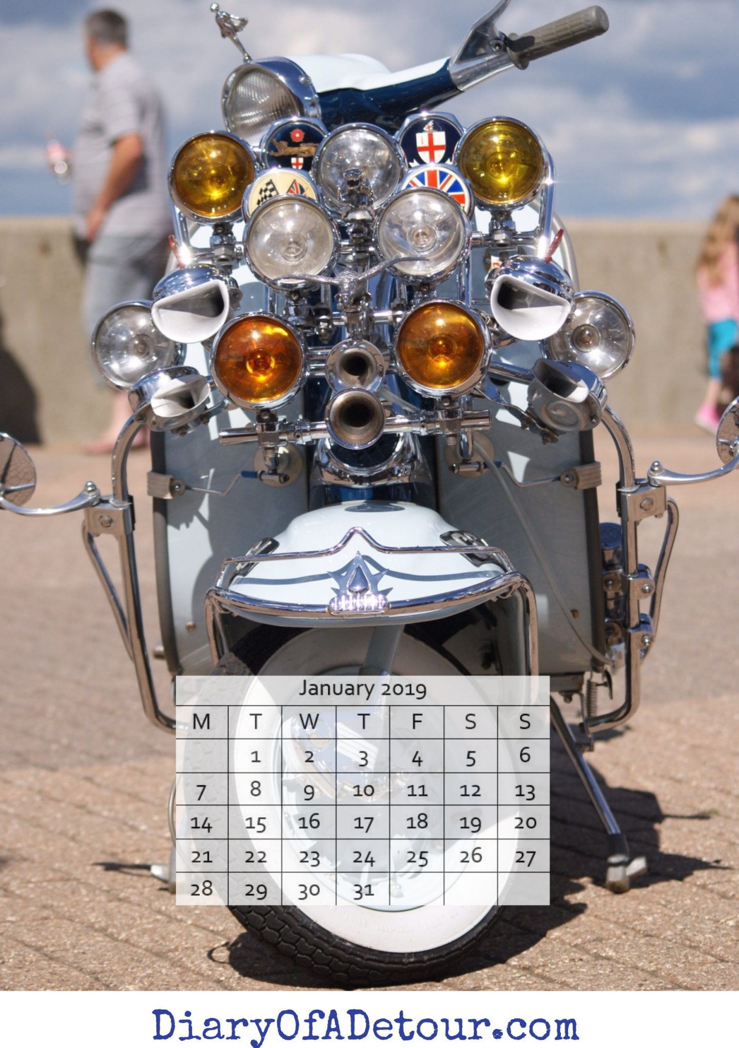 Free mod wallpaper featuring a Lambretta from the 2010 Isle of Wight scooter rally pictured on Ryde esplanade