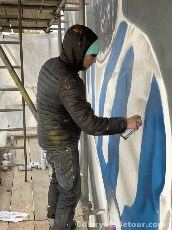 Sean-Lyons-spraying-new-Bruno-mural