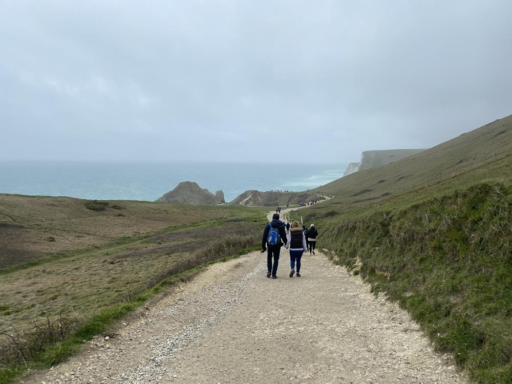 Durdle-door-walk-from-car-park-to-arch