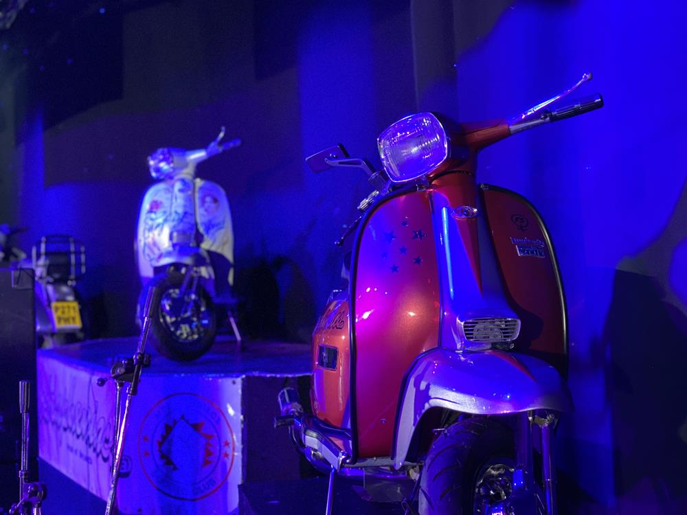 Lambrettas-on-stage-Modrapheniacs