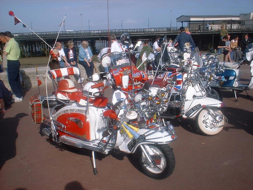 scooters : 60s style classic Vespa and Lambretta scooters